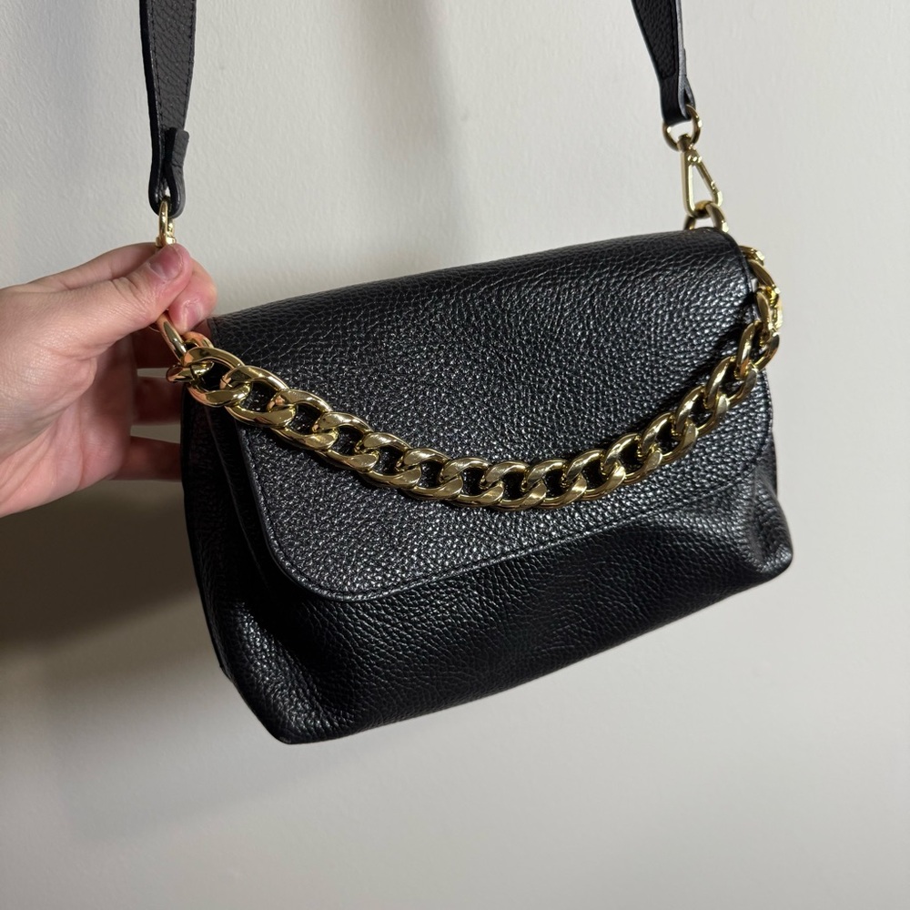 Elegant Vera Pelle Pebbled Black Leather Bag with Gold Chain